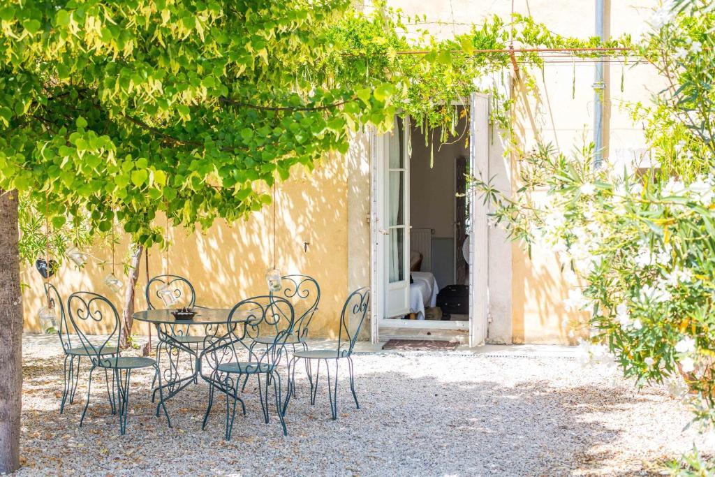 Domaine De Blanche Fleur Hotell Châteauneuf-de-Gadagne Exteriör bild